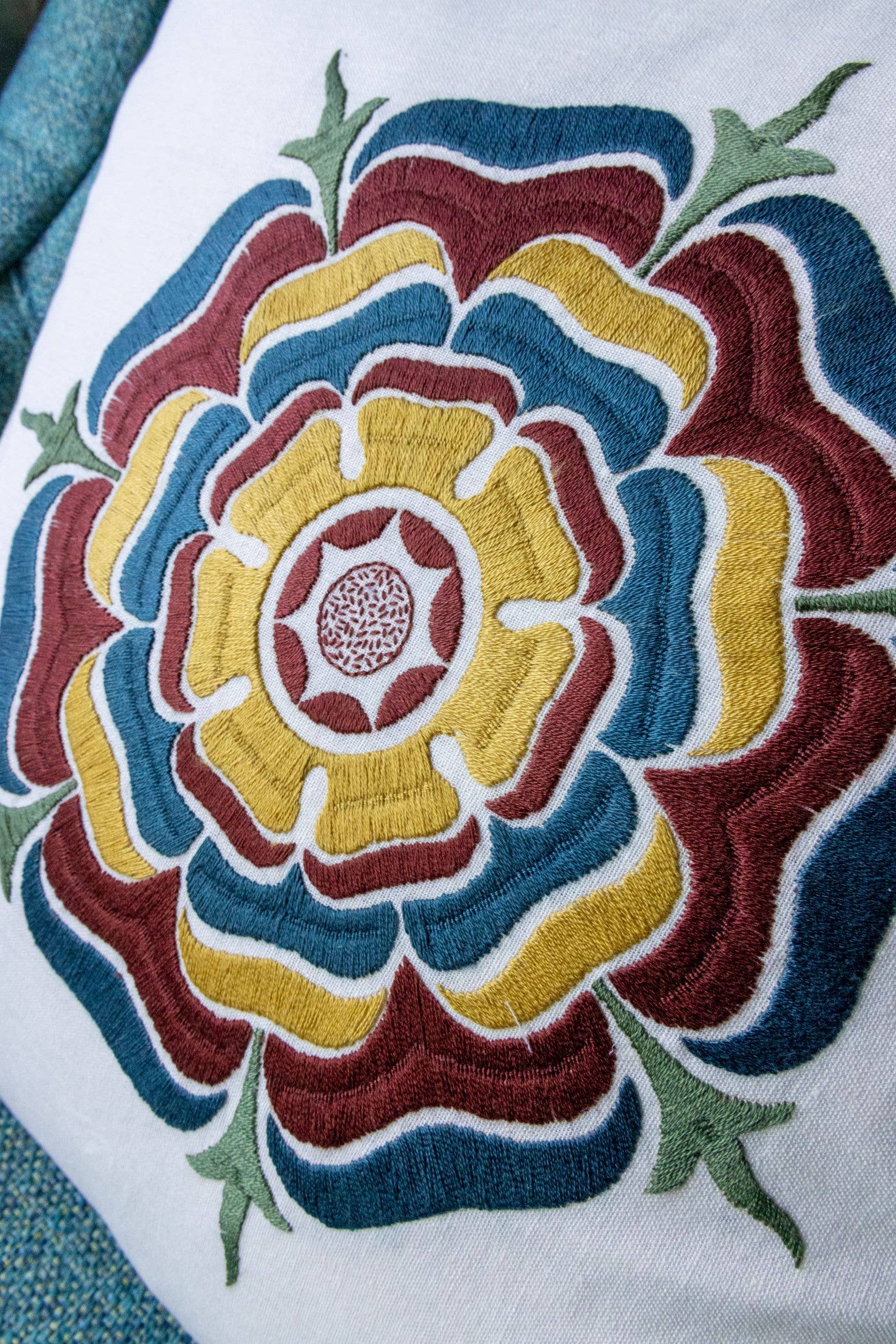 Avlea Folk Embroidery - Avlea Embroidery cushion kit Scottish Rose